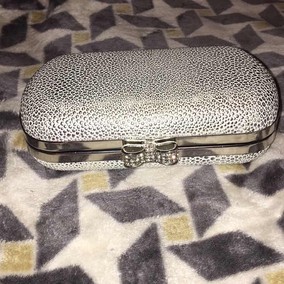 Claire’s clutch - Picture 1 of 5